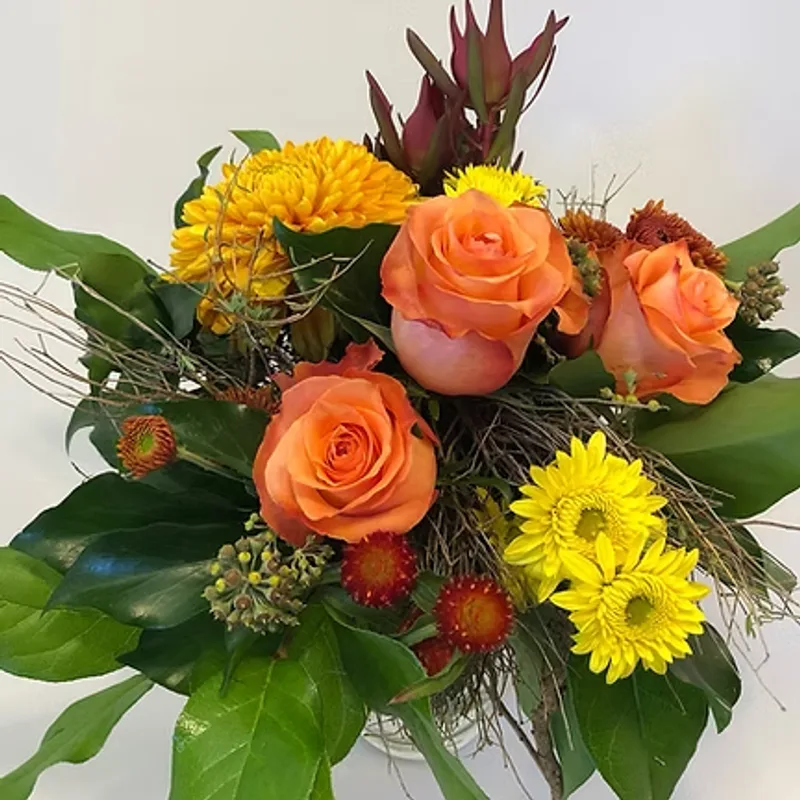 Rund gebundener Blumenstrauss orange-gelb