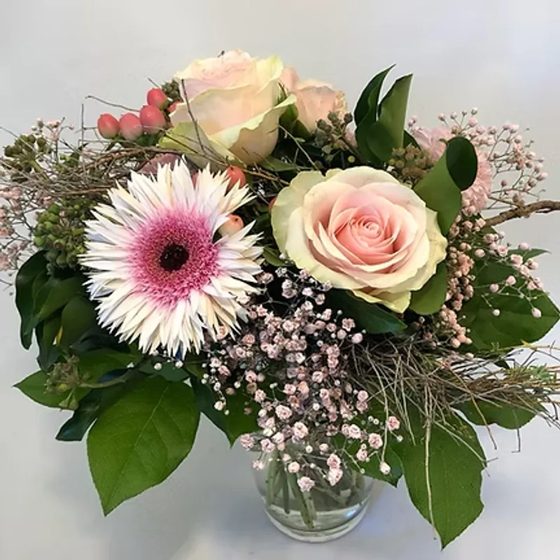Rund gebundener Blumenstrauss in Rosétönen