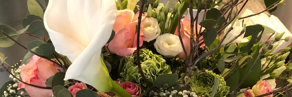 Blumenstrauss mit Calla und Rosen