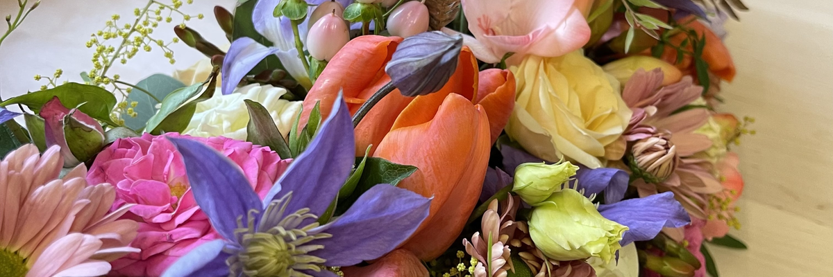 Blumengebinde in warmen Farben